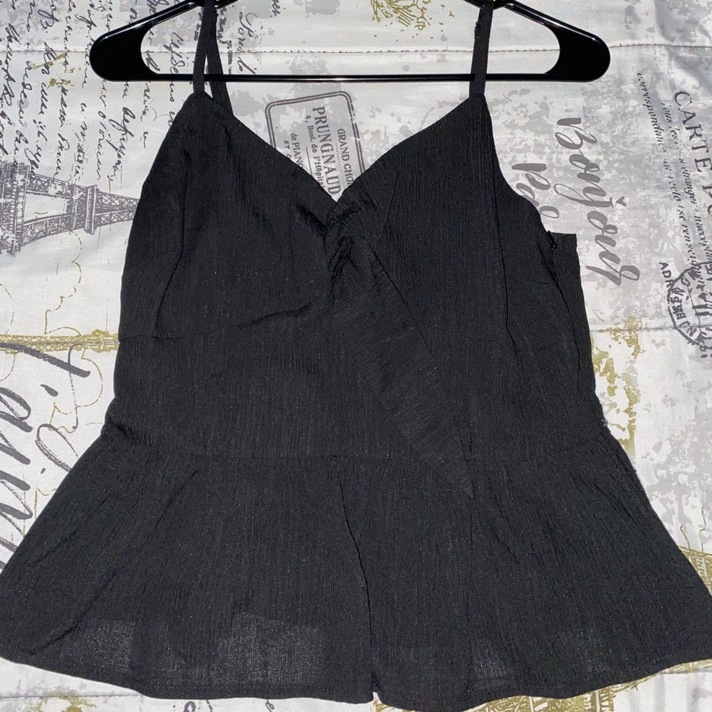 Cute Black Crop top!! Only worn once 🤍